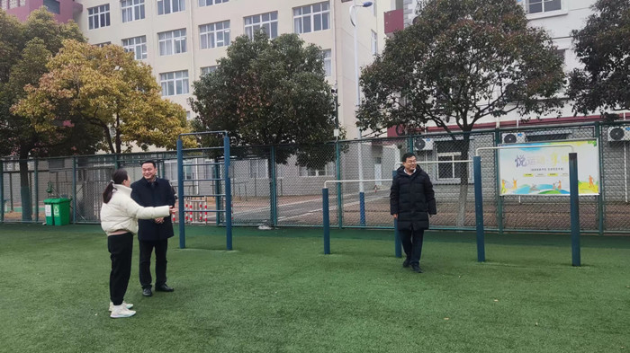 检查体育设施_副本.jpg 检查体育设施_副本.jpg