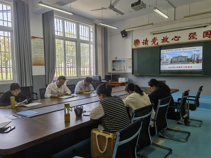 例会照片2_副本.jpg 例会照片2_副本.jpg