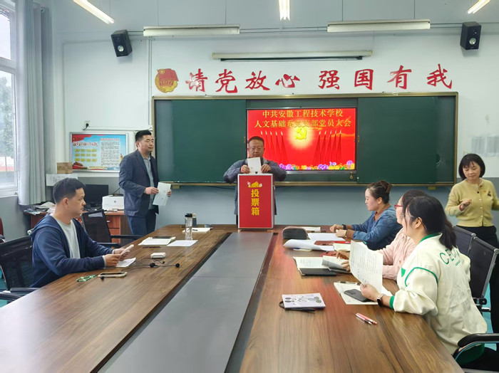 新闻2-监计票人投票_副本.jpg 新闻2-监计票人投票_副本.jpg