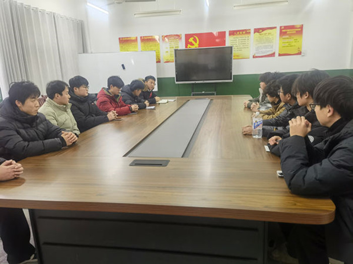 学生座谈会图片_副本.jpg 学生座谈会图片_副本.jpg